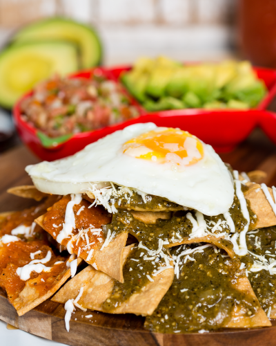 Chilaquiles montados con huevo y salsa roja