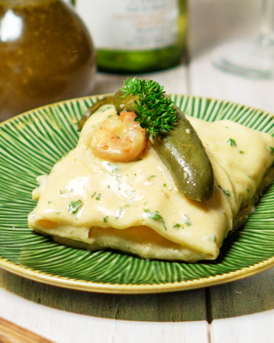 Crepe de Camarones al Ajillo en Salsa Jalapeña