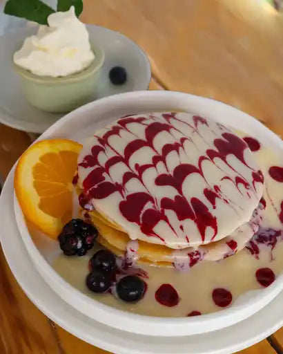 Pancakes Tres Leches Con Reducción De Moras De La Tigra