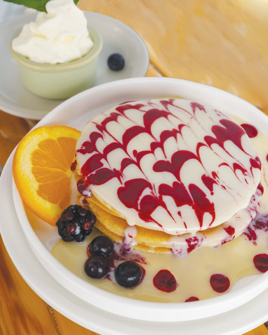 Pancakes Tres Leches con Reduccion de Moras Locales
