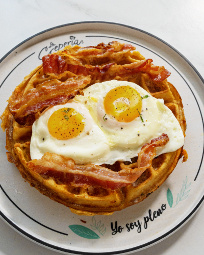 Waffles belgas rellenos con bacon